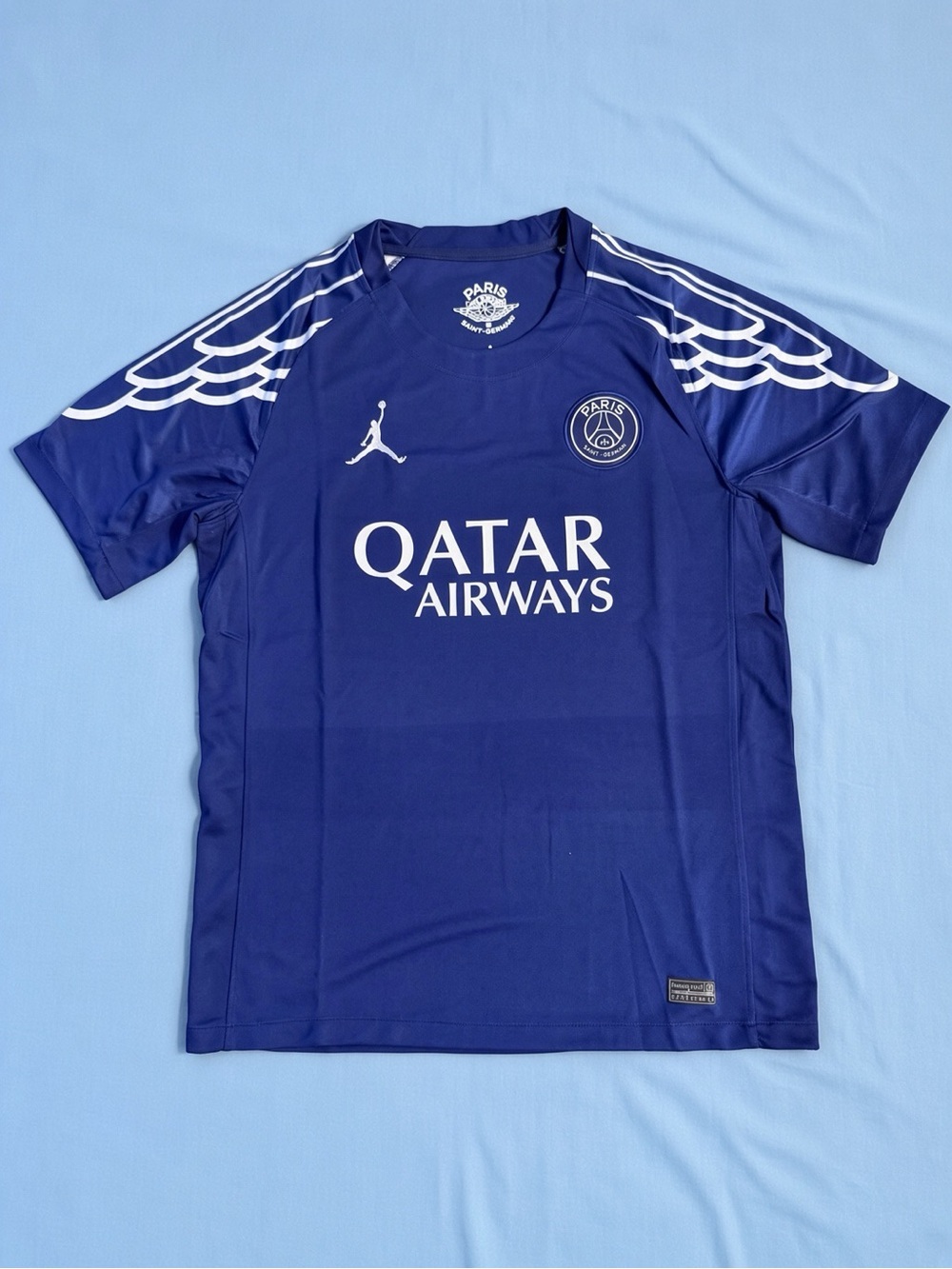 - Qatar Airways Tshirt Paris saint germain jersey